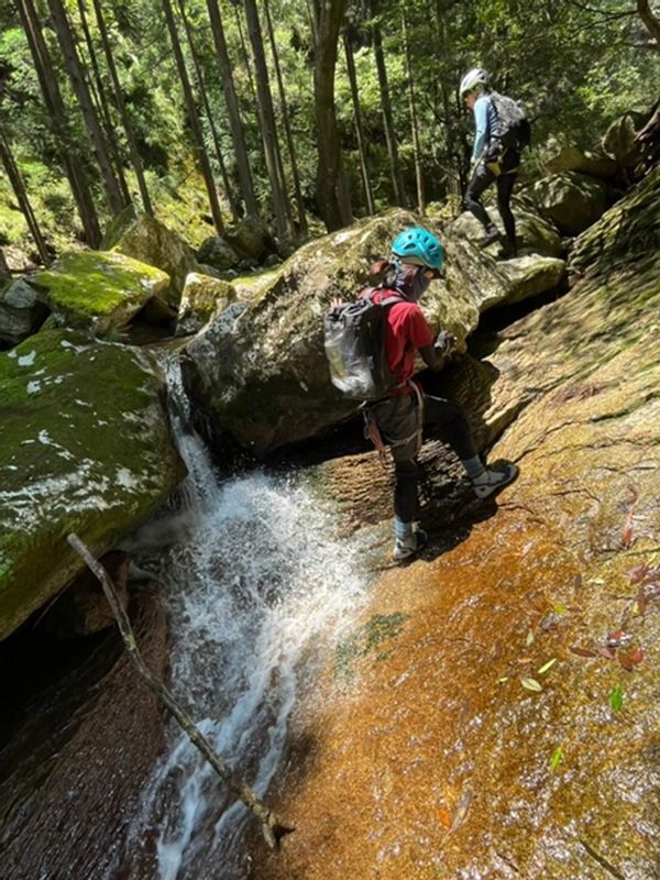 登山はまだ初心者だという関根さん。「はじめての沢登りの様子です。途中、ツルツルで屁っ放り腰で半泣きの場面もありましたが、山を川から登るのも面白いなと思いました」（本人提供）