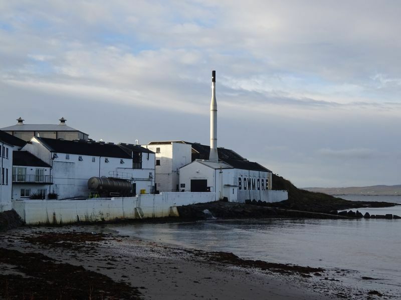 「ウイスキーラバー」を自称する松井さん。「2018年にスコットランドのアイラ島にツアーで行くことができました。ウイスキーラバーにとっての聖地です。ボウモア蒸留所の遠景を撮りました」（本人提供）