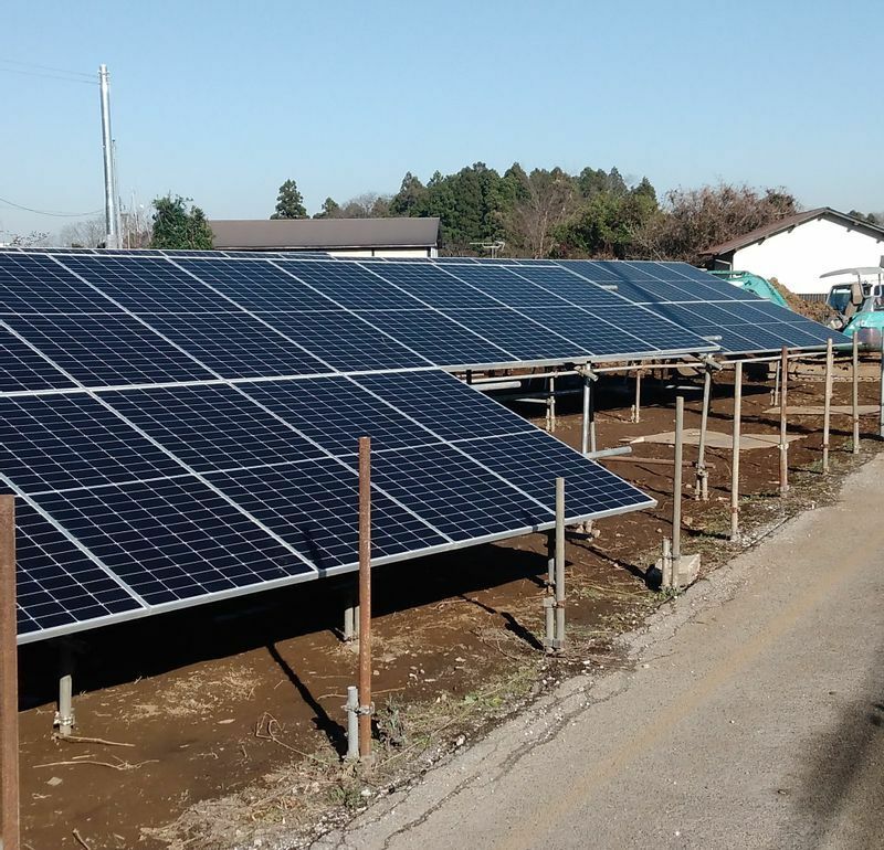 春山さんが自分の土地で運営する太陽光発電所のごく一部。「日々の仕事は発電所ではなく取付金具の製造販売です。ヒットの種まき中の新商品もあります」（本人提供）