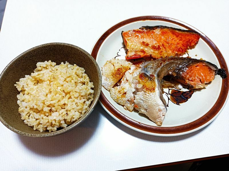 自称健康オタクの山本さん。玄米と焼き魚料理で自炊したときの写真。「普段は皿に盛らずフライパンのまま食べています…」（本人提供）