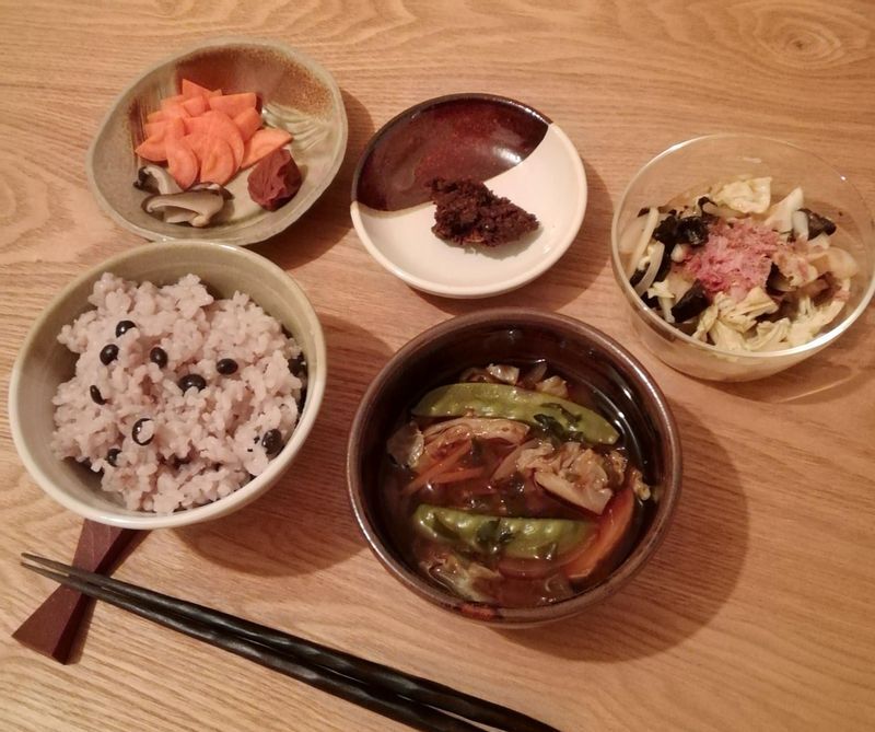 梅干し、味噌、糠漬けは自作している吉野さんの自炊料理。「鰹節は毎回削り器で削っています。3年ものの味噌は真っ黒ですが味はとてもいいです」(本人提供)
