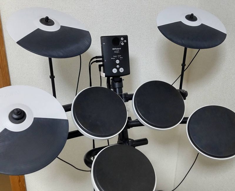 学生時代はコピーバンドのサークルに入っていたという中村さん。ドラムセットを買い、月1ペースで仲間と練習しているそうです。(本人提供)