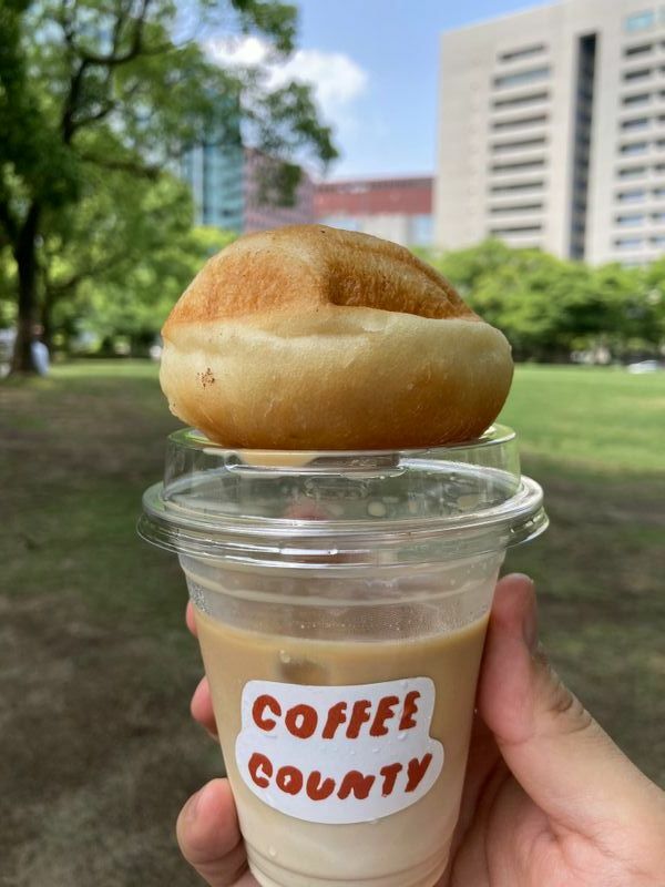 人気の店でパンとコーヒーを買って公園で一人で食べたときの写真。「コロナ禍以降、公園や自然の中でのんびりするのも好きになってきました」（本人提供）