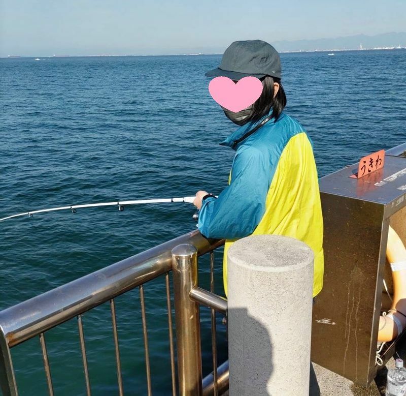 釣りにハマりつつある稲川さん。「まだファミリー釣り竿で、サビキ釣りしかしていません。いずれ遠投もしてみたいです！」（本人提供）