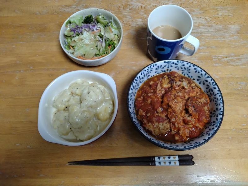 斉藤さんが作ったじゃがいものニョッキとミートボールのトマトソース煮。「写真が暗くてすみません。ミートボールは形が崩れてしまっていますが、味は結構いけました！」（本人提供）