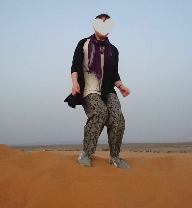 ツアー旅行先のモロッコにて。サハラ砂漠で日の出を見たそうです。「体勢が変なのは、ジャンプ前後を撮ってもらったからです。旅先ではすっぴんのことが多いです」。婚活中はちゃんとメイクしましょう！（本人提供）