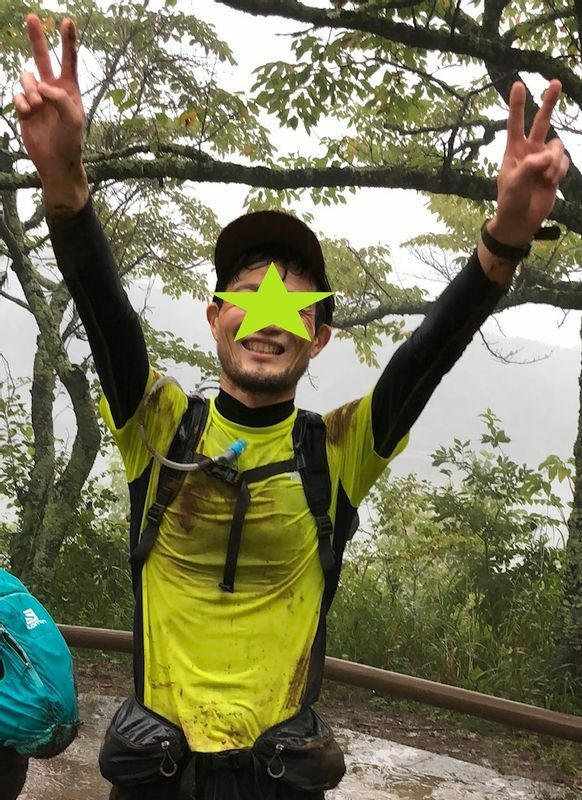 自然の中で体を動かすことが大好きな香山さん。「富士山の麓で催されたトレイルランニングでの写真。台風が大接近していたのに決行したので、泥だらけで楽しかったです」。子どもみたいな笑顔です。（本人提供）