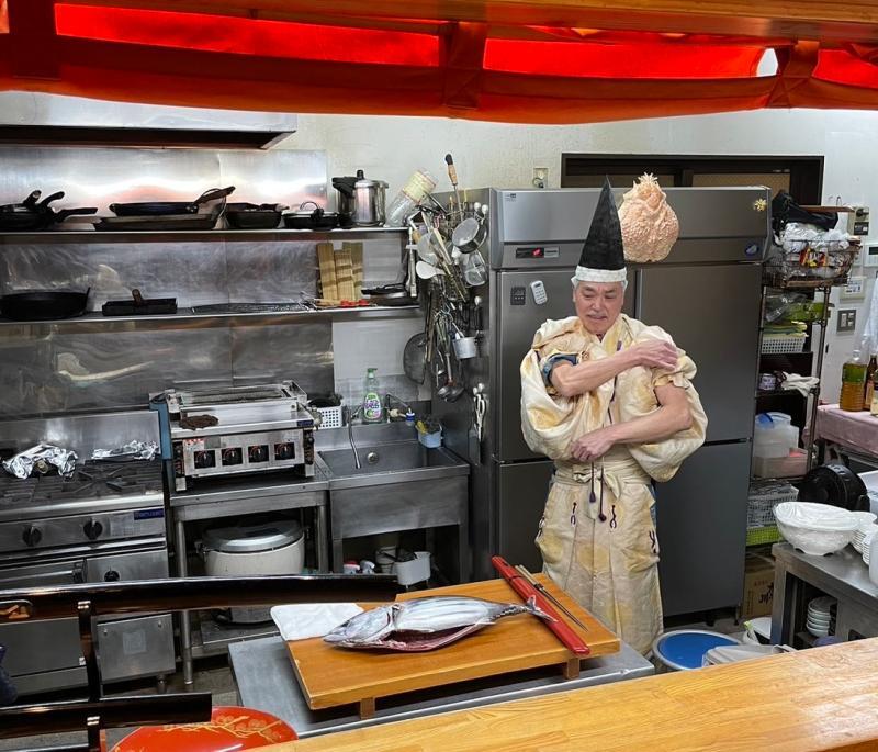 「大草覚真流」の家元でもある店主が、包丁式の一部を厨房で実演。鰹に一切手を触れず、長い箸と刀のような包丁だけでさばきます。その後、Tシャツ姿に戻って鰹のたたきを作ってくれました。(参加者撮影)