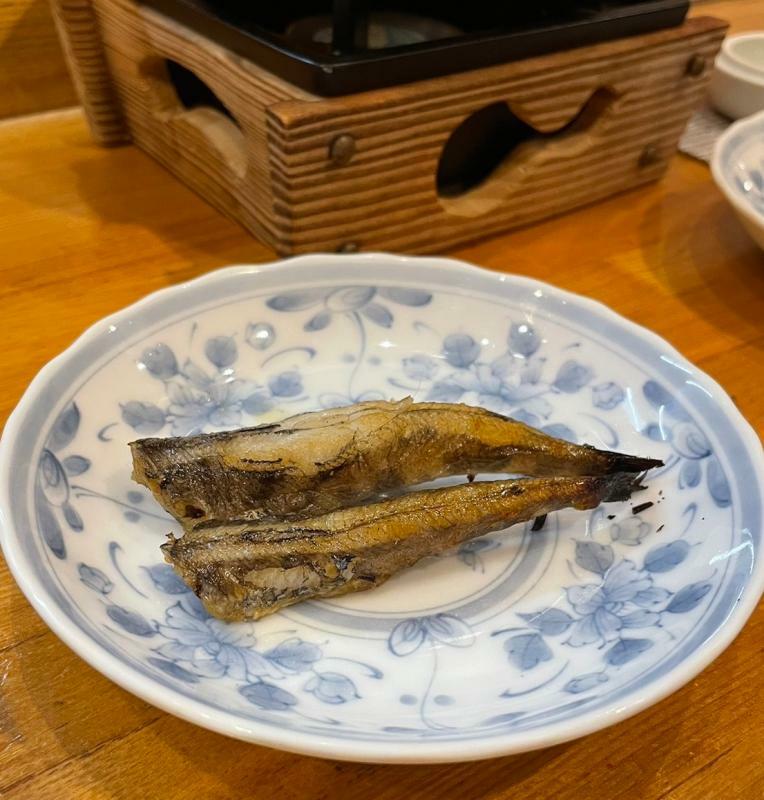 メヒカリは蒲郡の港で多く水揚げされる小さな深海魚です。筆者の自宅ベランダで干したものを持ち込み、焼いて出してもらいました。1匹で日本酒半合は飲めます！（参加者撮影）