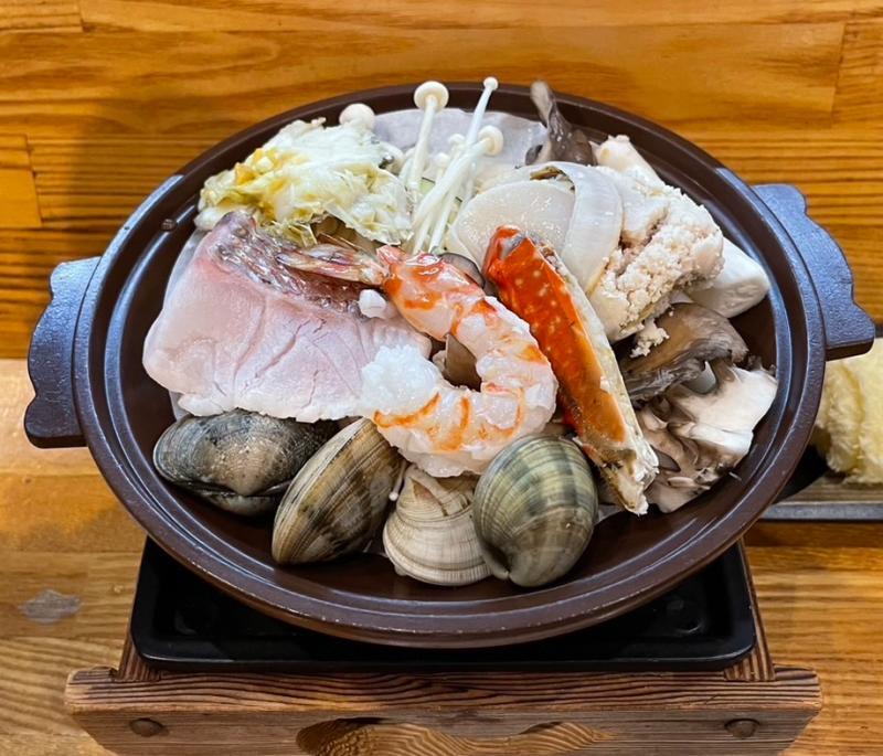 スナック大宮の会場は地元の人に愛されている個人経営の飲食店です。今回は蒲郡駅前「たむら」で地魚を使った和食コースを出してもらい、県内外から集まった17名で堪能しました。(参加者提供)