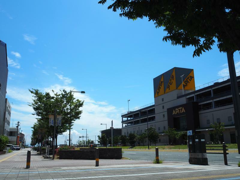 蒲郡駅前の風景。大きな商業施設は1つしかありません。徒歩4分で何もない港にたどり着く「余白」の多い街です。（筆者撮影）