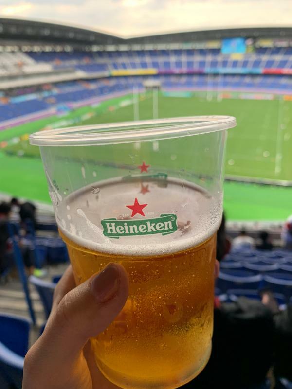 ラグビーワールドカップ日本大会は一生の思い出。「ラグビー観戦に必要なのは、まずビール。そして選手&他サポーターへのリスペクト！と学びました。フランス大会も日本からしっかり楽しみます！」（本人提供）