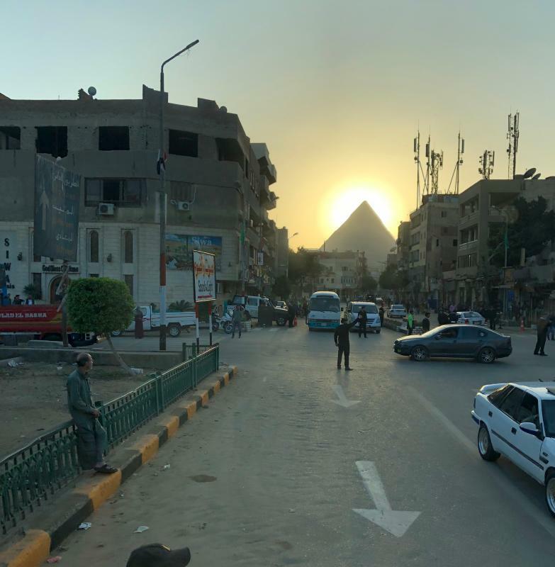 エジプト・カイロにて。沈む太陽とピラミッド。「新婚旅行でエジプトに行く！と長年思っていたのですが、待ち切れずに1人で行ってしまいました」（本人提供）