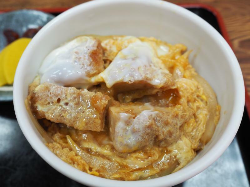 今回のスナック大宮は手打ち蕎麦が美味しい「小倉庵」で開催しました。肝心の蕎麦を撮り忘れたので、別の日のカツ丼写真です。蕎麦と両方食べたい……。（筆者撮影）