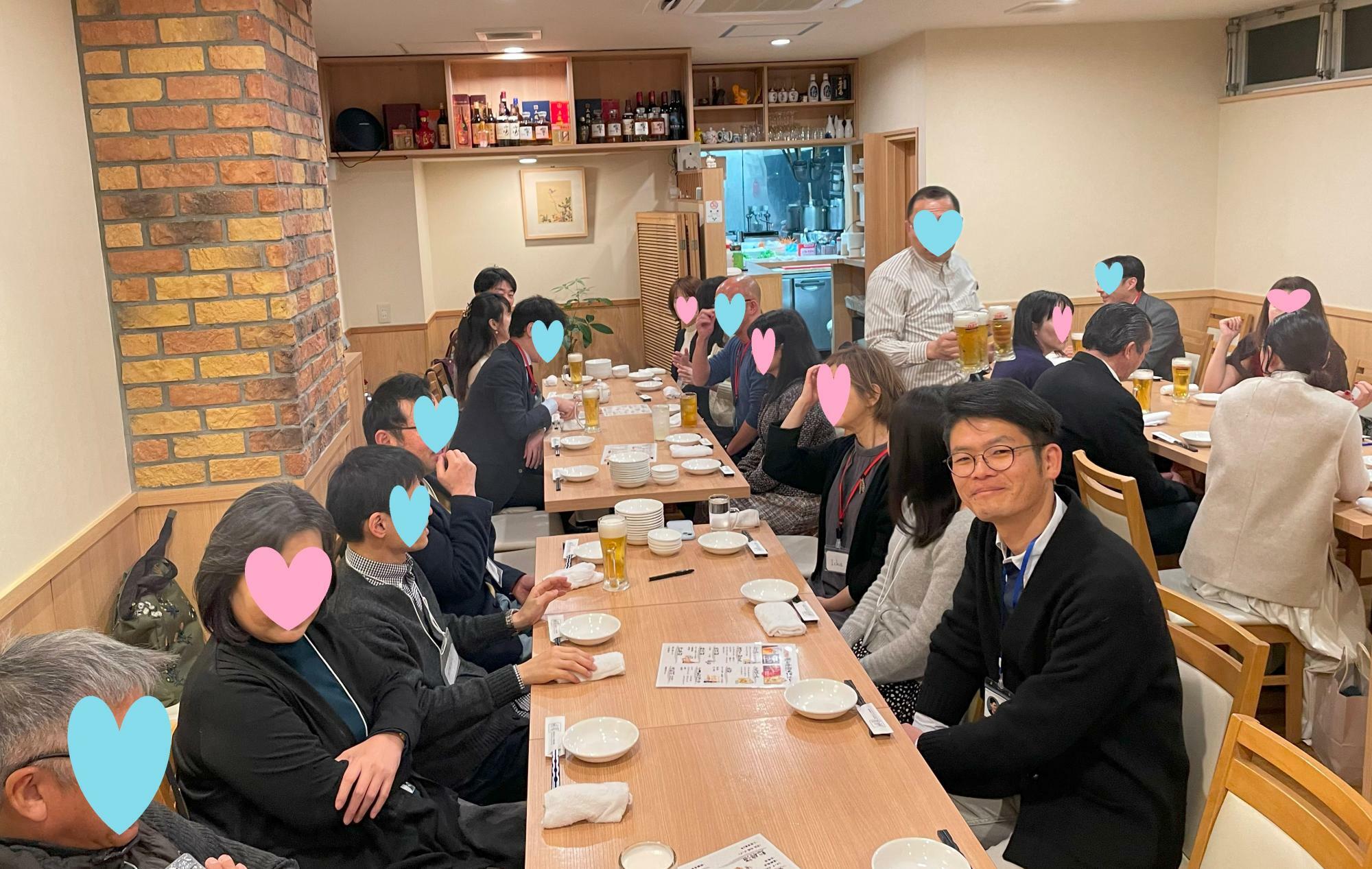 毎月20人ほどのお客さんとどこかで楽しく飲み食いしています。右下のメガネ男性が筆者。今月は奈良県生駒市のイタリアンレストランで開催予定。（参加者提供）