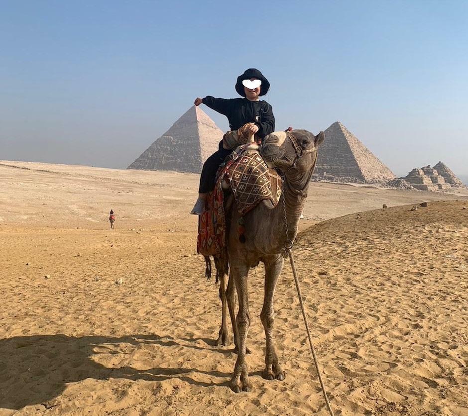 エジプト旅行にて。ピラミッドすら片手でつまんでしまう豪快な中山さんには、穏やかでサポーティブな男性が合いそうだと感じました。（本人提供）