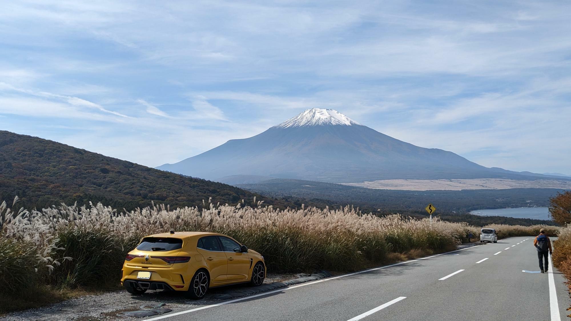 富士山と山中湖が同時に見られる「パノラマ台」の近くで。自家用車と山を愛でた写真です。（本人提供）