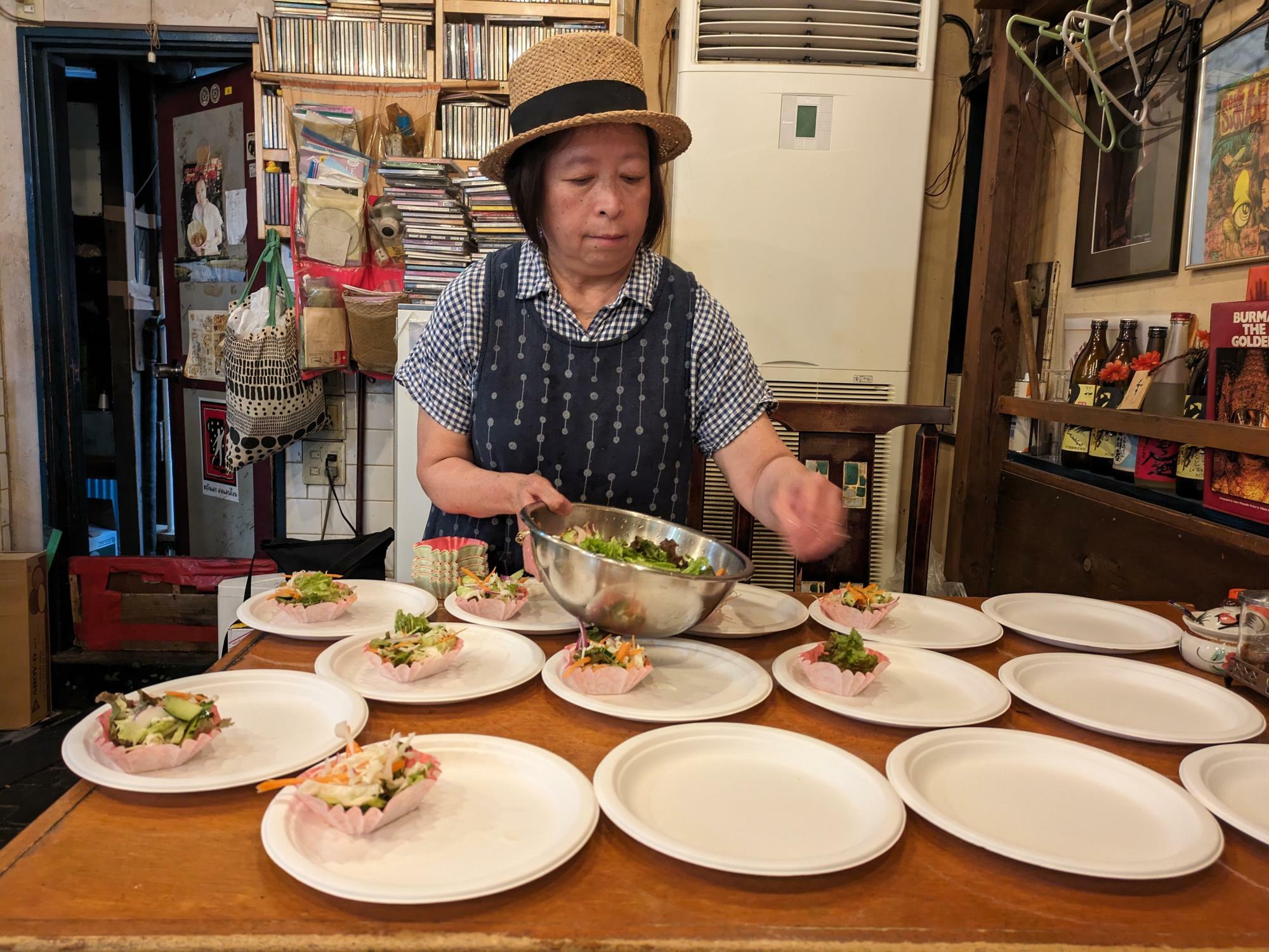 西荻窪駅から徒歩3分ほどのアジア食堂「ぷあん」がスナック大宮の本拠地。年に2回は開催しています。所沢出身とチェンマイ出身のダブル店長が特別料理を作ってくれました。（筆者撮影）