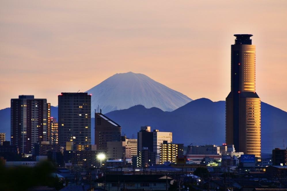 こちらも藤波さんの写真作品「浜松市越しの富士山」。ちなみに藤波さんはトラックの運転さえできれば東海地方に住み続けられなくてもいいそうです。結婚したら、別の山を撮りに行きましょう！（本人提供）