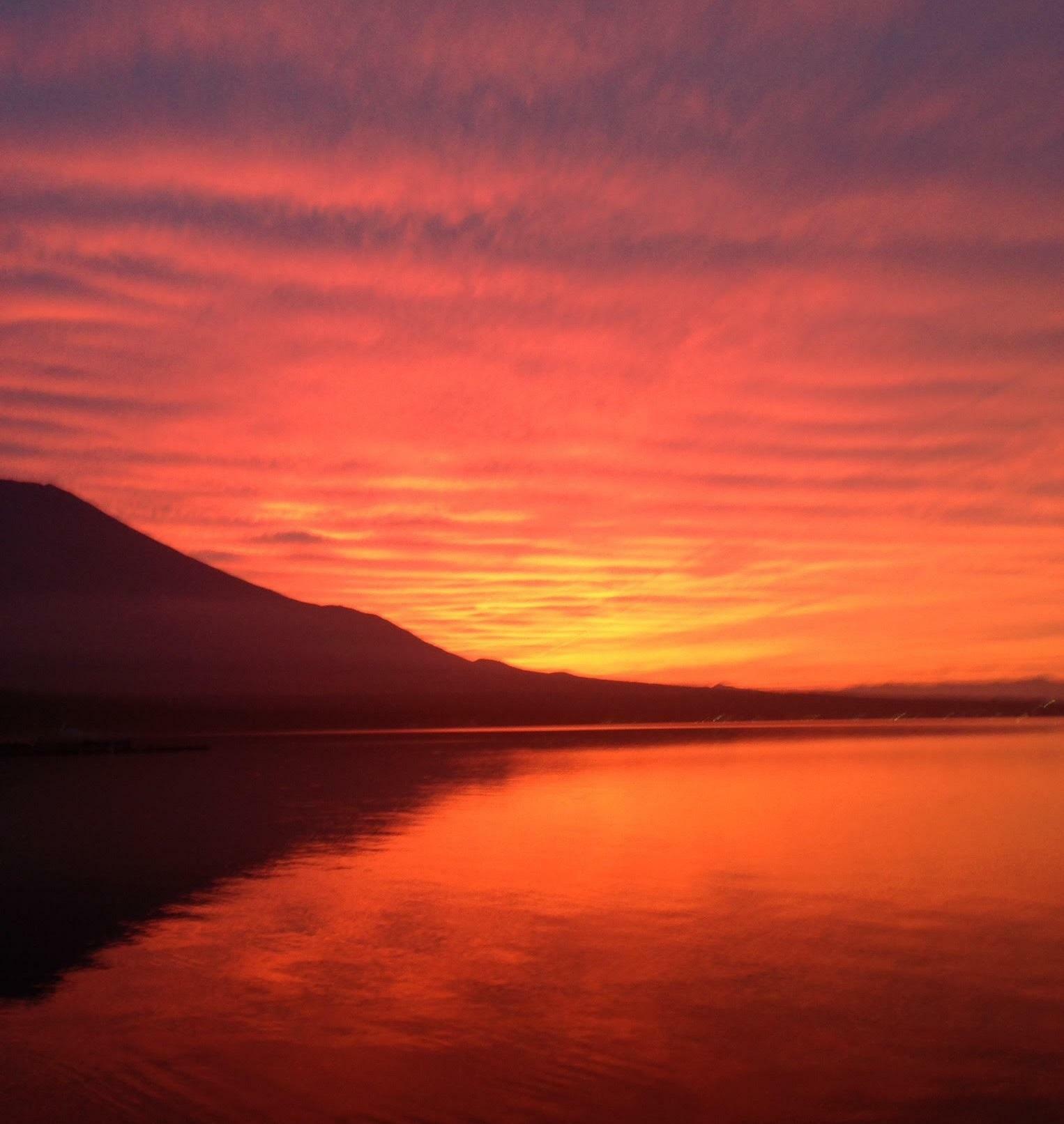 旅をしているとき、自然の中にいるときが一番楽しいという藤沢さん。「山中湖から見た富士山と夕日です。こんな空のグラデーションを見たのは初めてで、湖畔でずっと見入っていました」（本人提供）