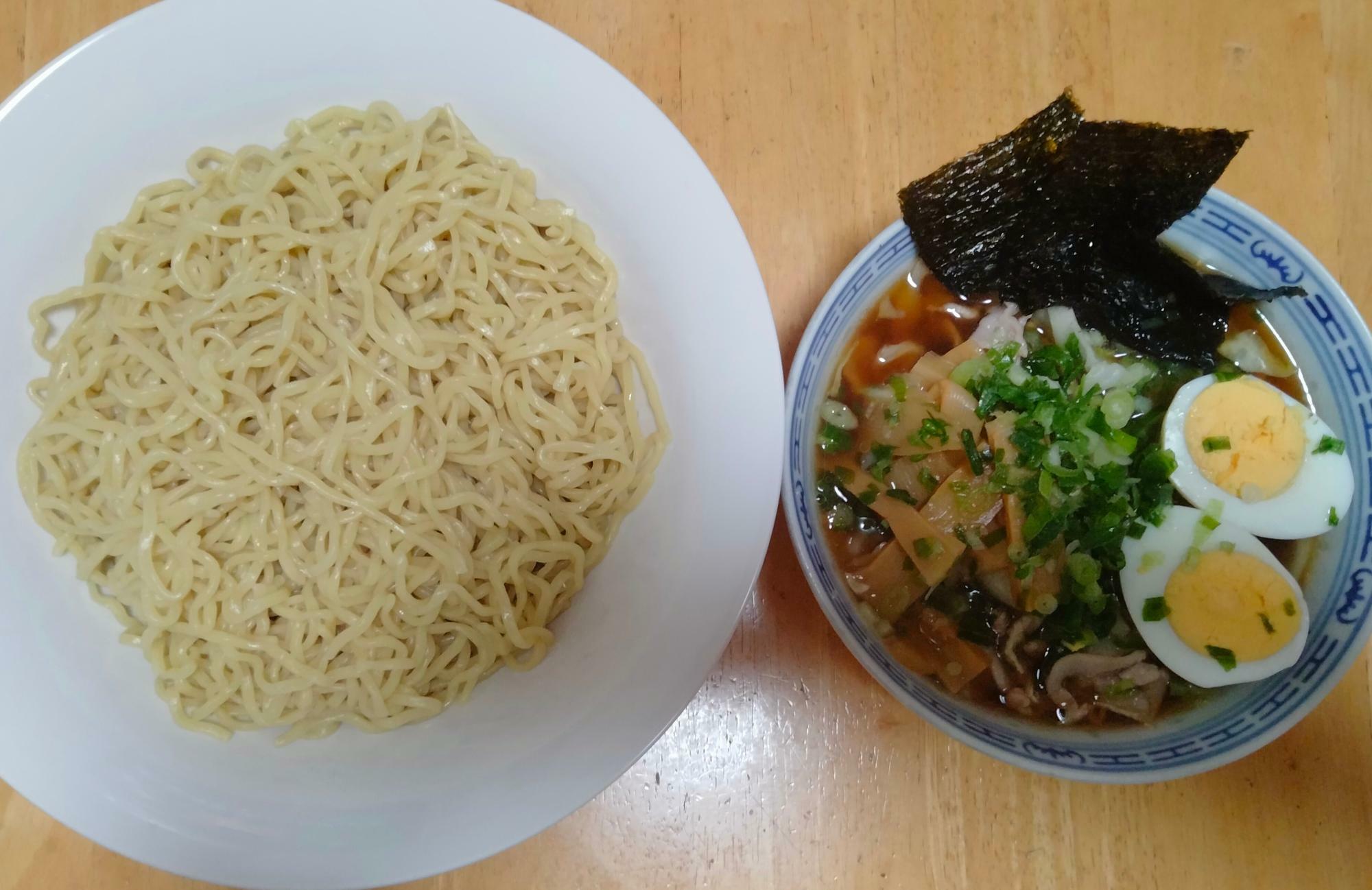 自作の「野菜つけ麺」。「麺とスープとメンマは市販品を使用しました。麺は茹でた後に冷水で〆め、豚こまと野菜は中華鍋で炒めております」（本人提供）