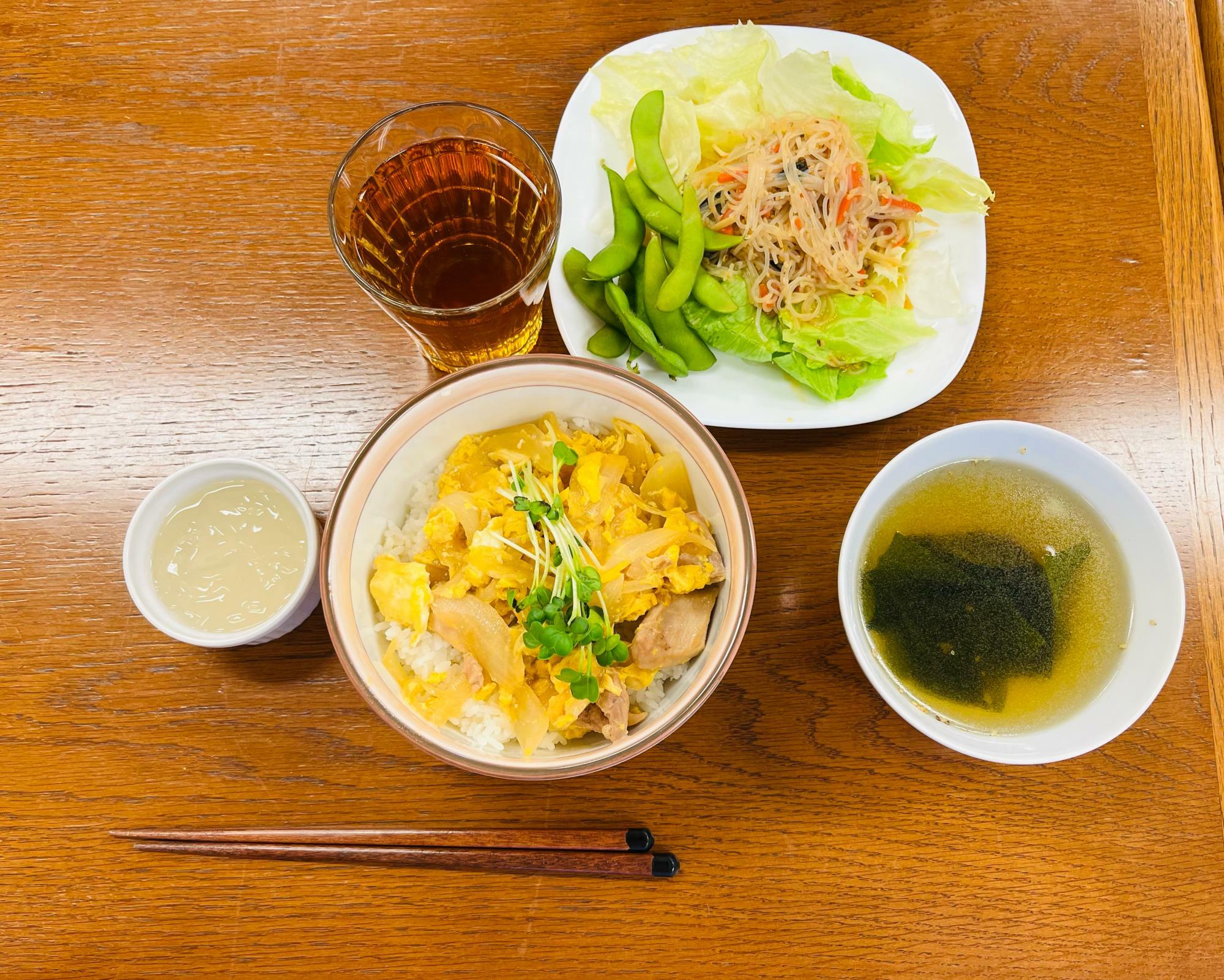 自作の親子丼定食。高柳さんが住む賃貸マンションでは月1回「給食当番」があり、希望世帯全員分のごはんを作るそうです。「先日は屋上でBBQをしながら地元の花火をみんなで観ました」（本人提供）