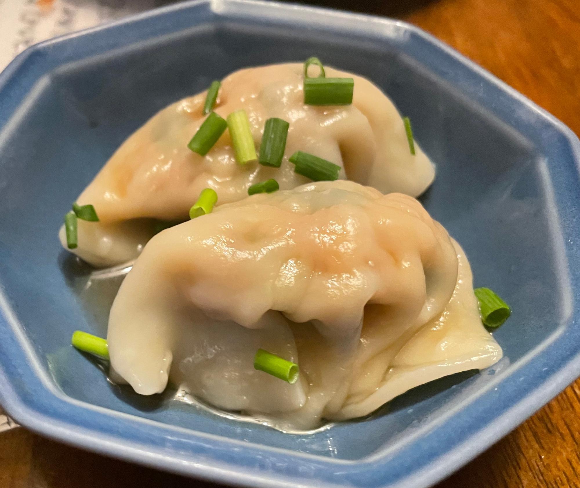 カラオケ設備はなく、ちゃんと美味しい料理とお酒を出すのがスナック大宮。自己紹介タイムやゲームなどもなく、近くに座った人と和やかに話しながら食事するだけです。席替えは実施しています。（参加者提供）