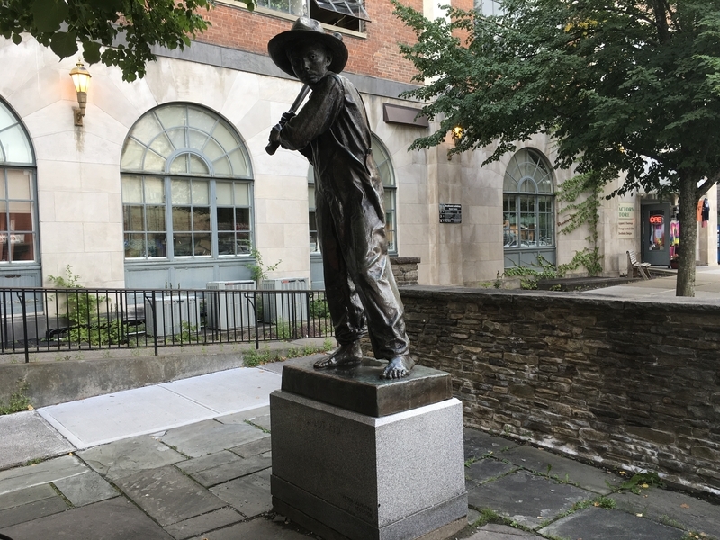 殿堂博物館から2ブロック、ダブルデイ球場のそばにある少年の像。