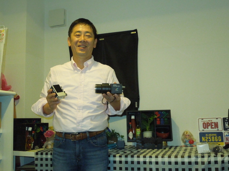 図4　ナノルクス代表取締役社長の祖父江基史氏　CMOSカメラと照射する赤外光イルミネータを両手に持っている