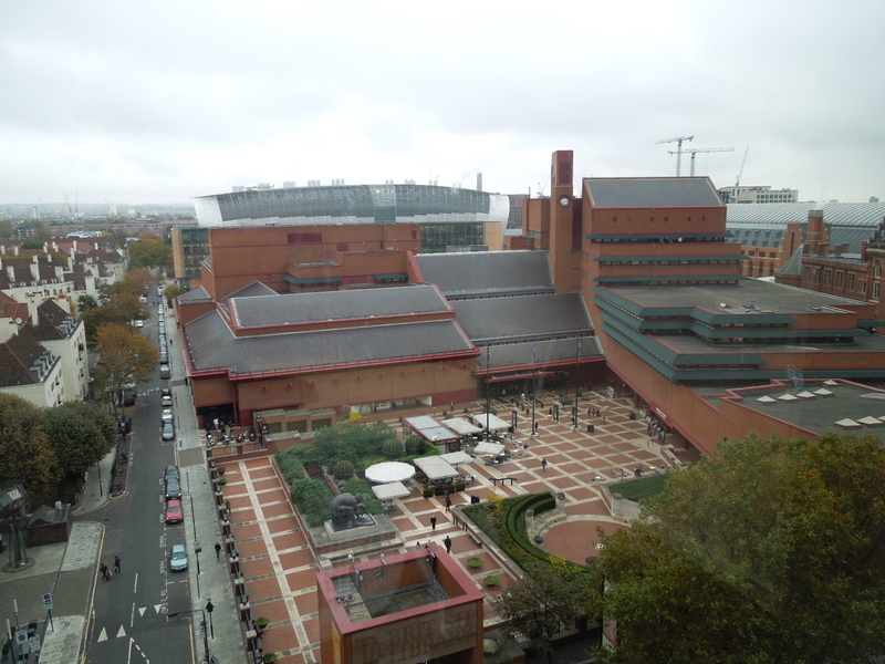 図1　アラン・チューリング研究所　手前の広い建物は大英図書館　その右の建物がアラン・チューリング研究所　正面奥の白黒の魚の形のビルは、DNA二重らせん構造の提案者から名付けたフランシス・クリック研究所