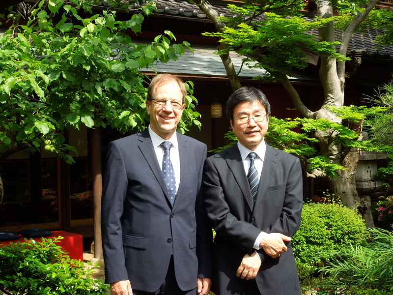 図1　InfineonトップのDr. Reinhard Ploss社長(左)　右は日本代表の川崎郁也社長