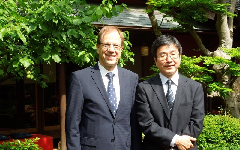 図1　InfineonのReinhard Ploss CEO（左）、右は日本法人の川崎郁也社長
