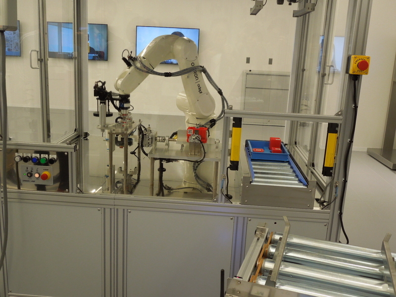 図2　オムロンのATCでは産業機械やロボットが生産ラインのPoCに使える　筆者撮影