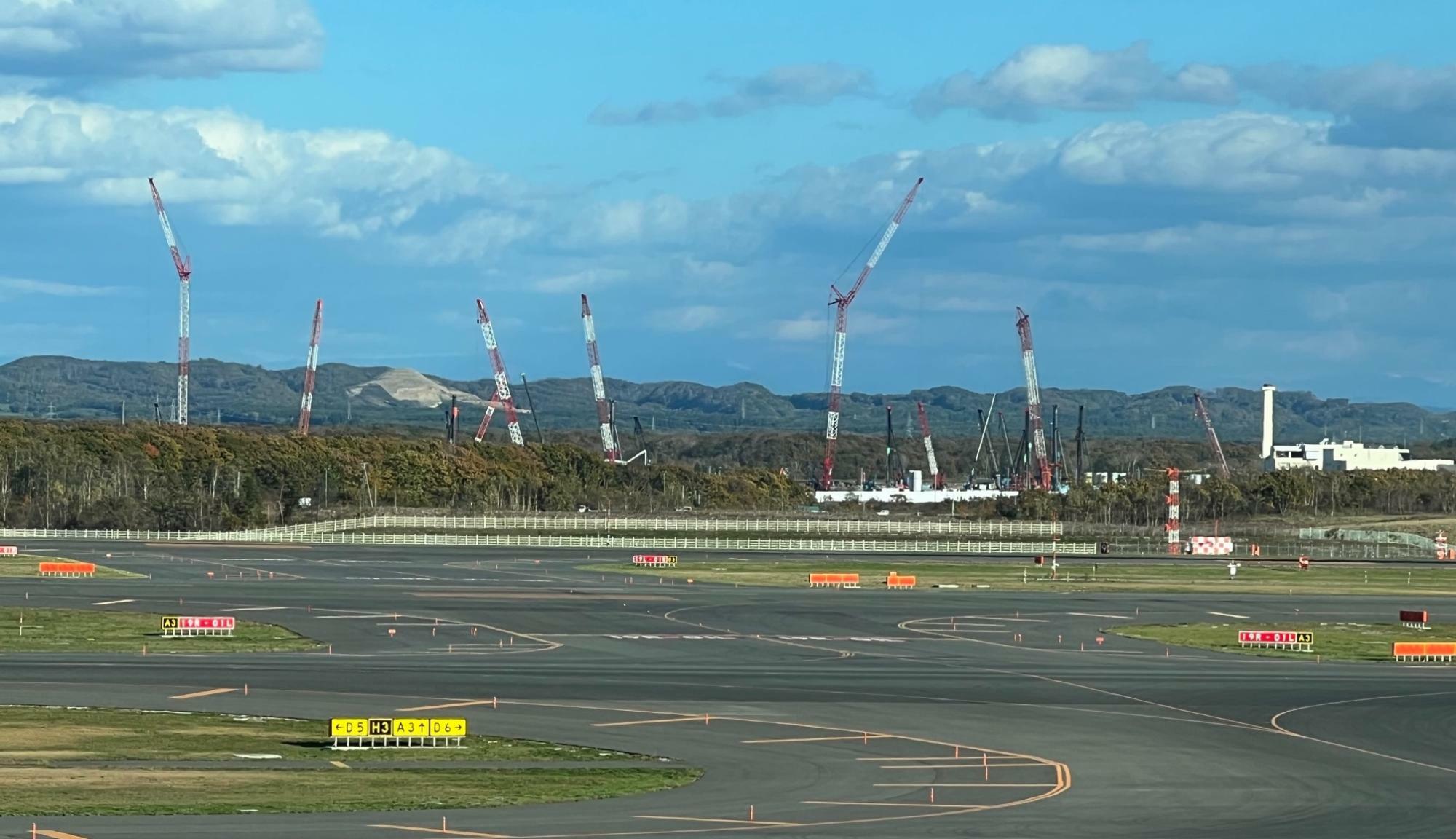 図1　新千歳空港のすぐそばで建設が始まっているラピダスの現場　筆者撮影