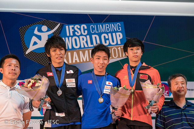 2017年W杯リード中国・廈門大会で自身初めて表彰台の中央に立った是永。左は楢崎智亜、右は中国のパン・ユウフェイ。（C）Eddie Fowke/IFSC