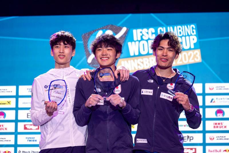 ボルダーW杯年間ランキング１位となり、イ・ドヒュン、楢﨑智亜を従えて表彰台の中央に立った。撮影：Jan Virt/IFSC