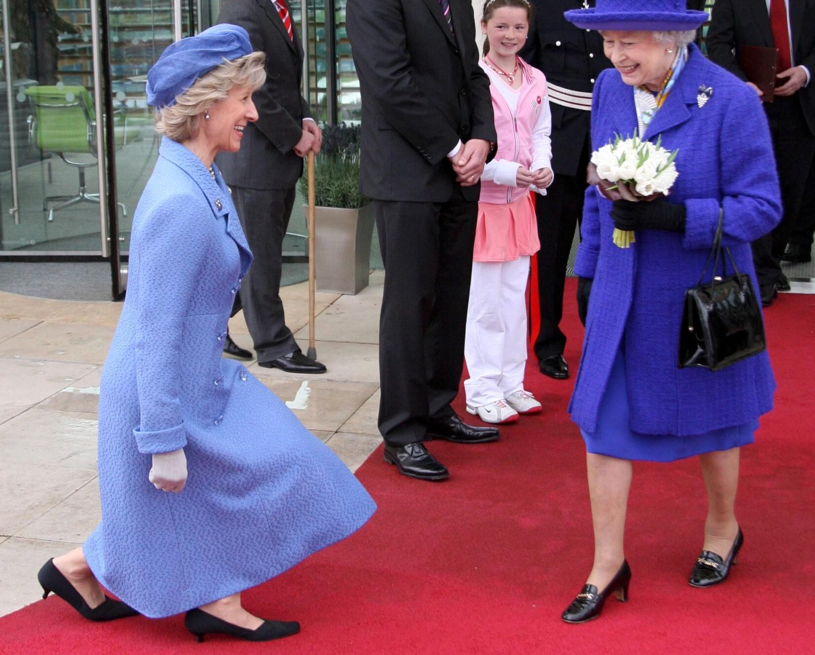 エリザベス女王にカーテシーをする女性（写真：REX/アフロ）