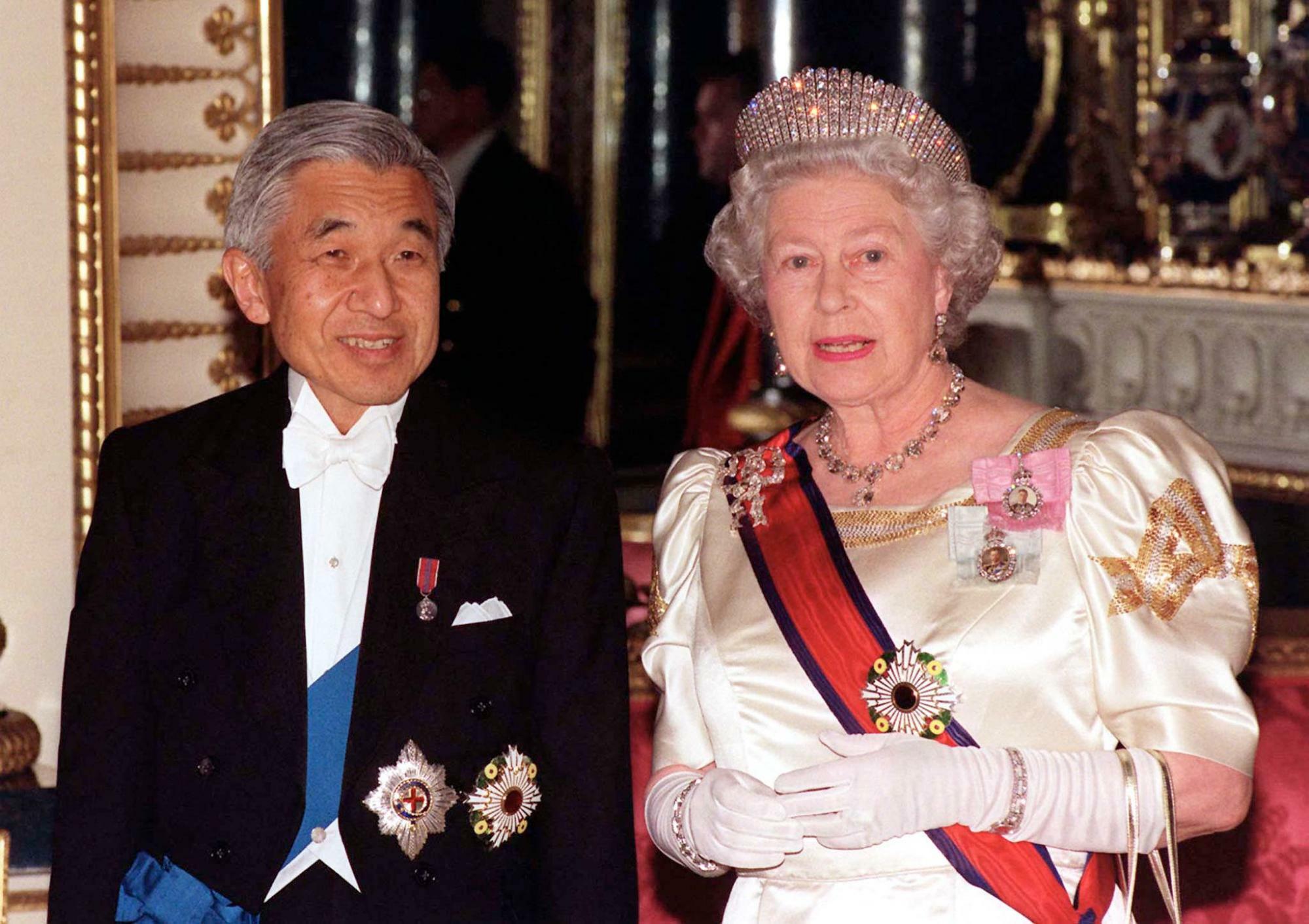 1998年、晩さん会で勲章を身に着けた上皇さまとエリザベス女王（写真：代表撮影/ロイター/アフロ）