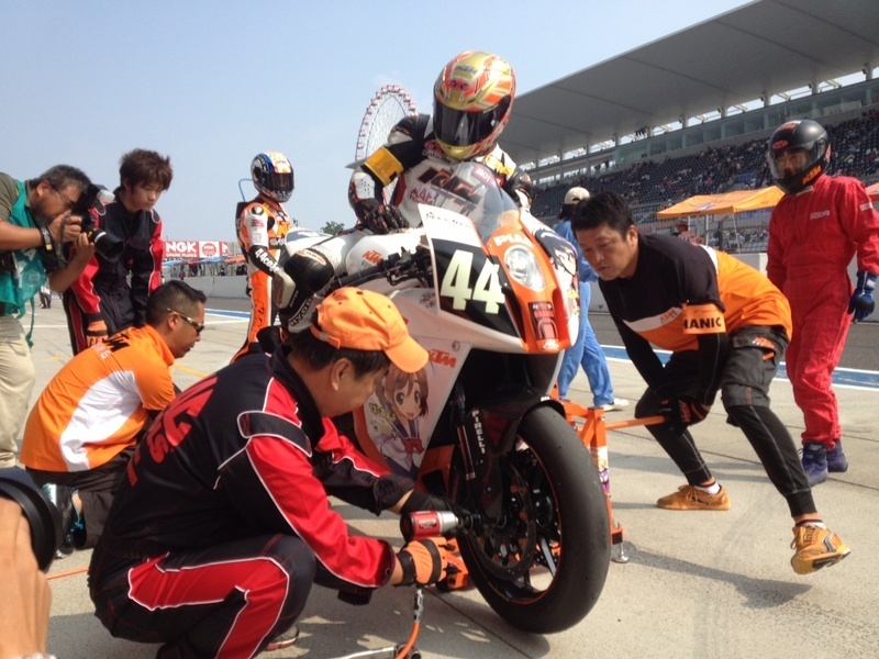ばくおん!!　浜口レーシング　KTM　鈴鹿8耐　チームタペストリー ばくおん!! 浜口レーシング KTM 鈴鹿8耐 チームタペストリー