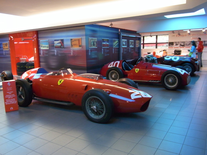 1950年代の「フェラーリ」のマシン　手前は246F1（58年）、奥は166F2