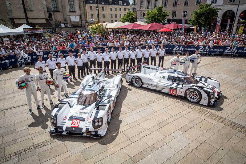 リパブリック広場の公開車検。ポルシェチームの集合写真　【写真：FIA WEC】