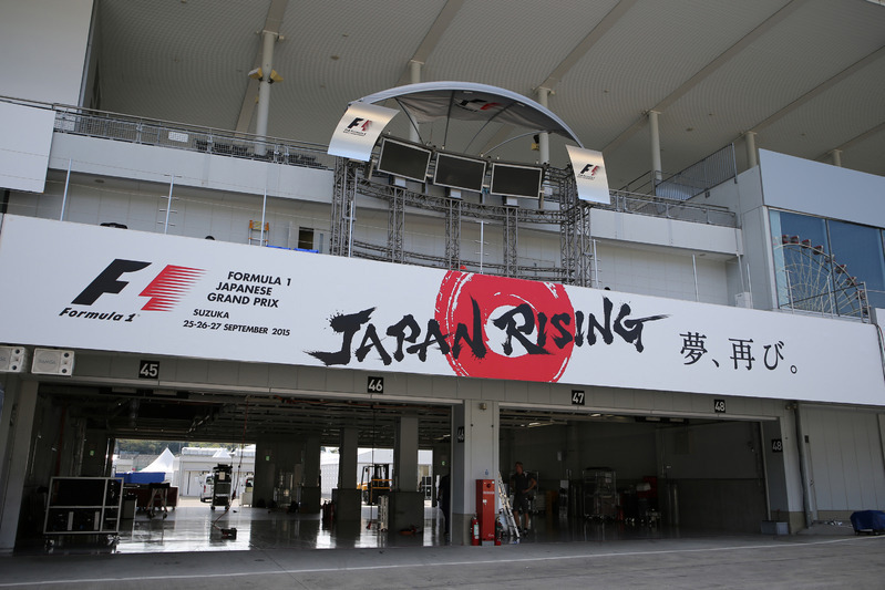 準備が進められている日本グランプリの表彰台　【写真：MOBILITYLAND】