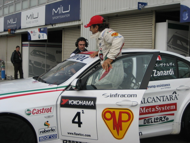2008年 WTCCで誰の手も借りずにマシンに乗り込むザナルディ