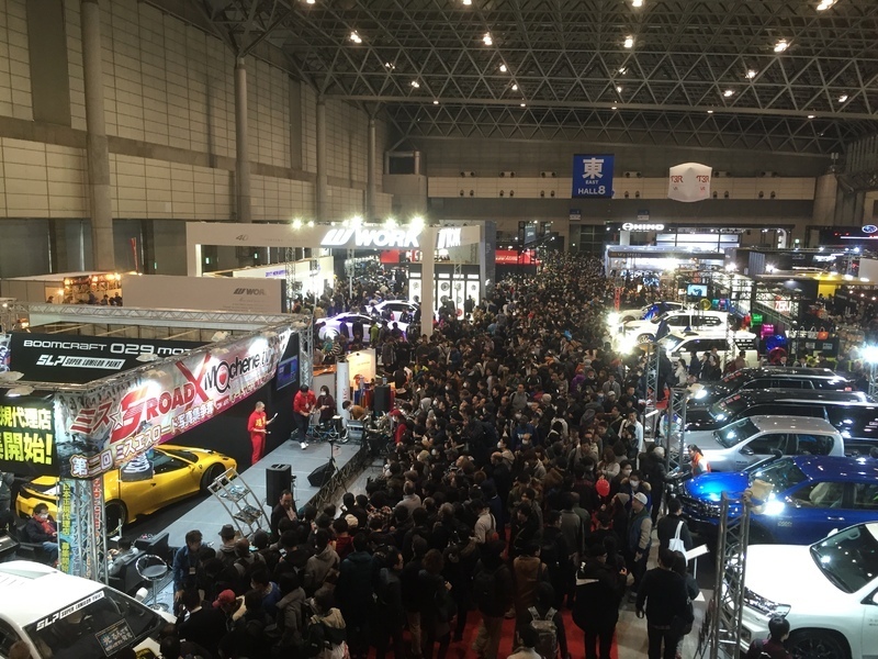 32万人が来場した東京オートサロン。写真の奥、左側にトヨタのブースがある。