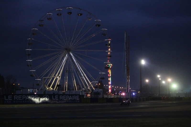 夜間のレース中も移動式遊園地が営業するルマン24時間レース。