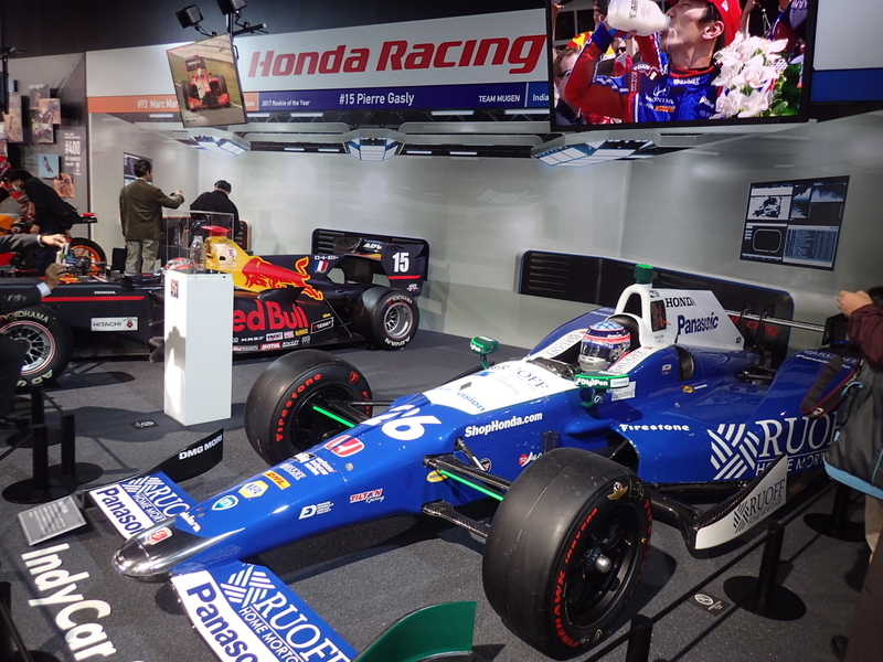 東京モーターショーのホンダブースに展示された佐藤琢磨の優勝マシン、DW12・ホンダ
