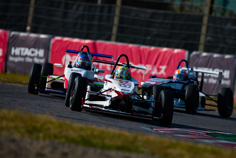 決勝レースの激しいトップ争い【写真：Y.Yoneshige】