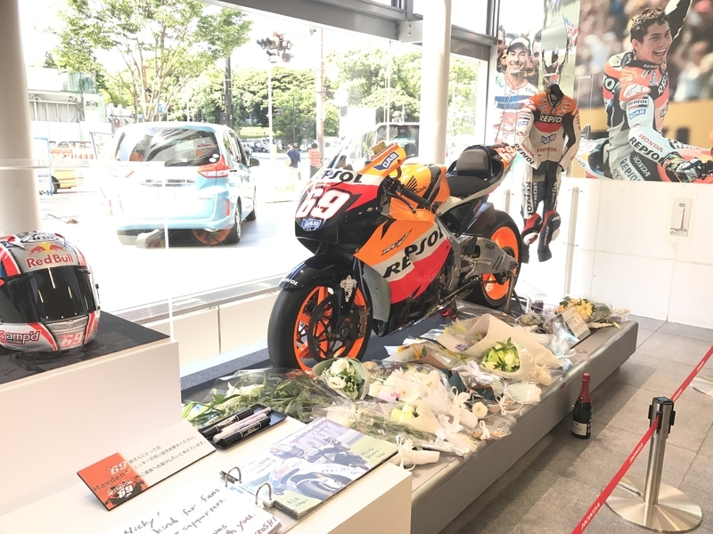 東京・青山のホンダウェルカムプラザではファンに向けたニッキー・ヘイデンの追悼展示が行われた。