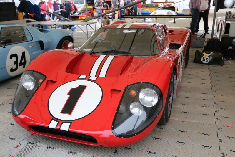 ダン・ガーニーがドライブし、1967年のル・マン24時間レースを制したフォードGT40。