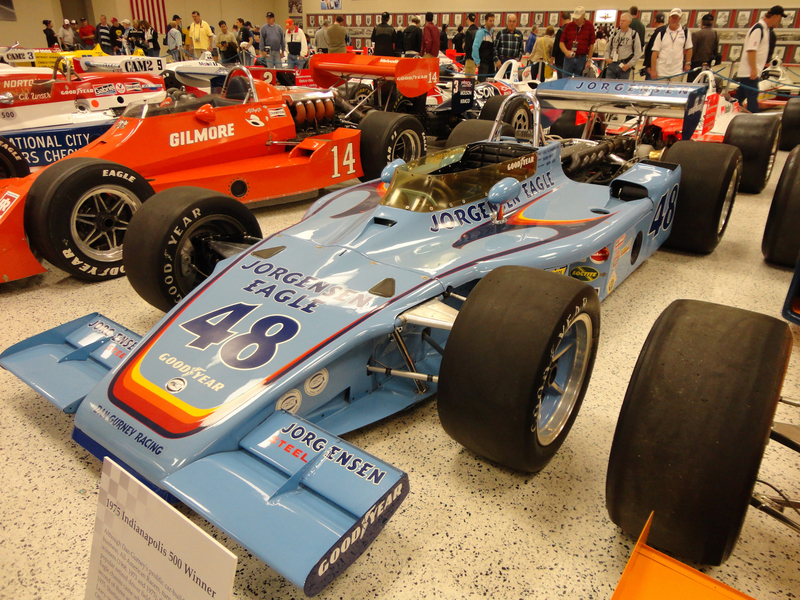 1975年にボビー・アンサーのドライブでインディ500で優勝したAARのイーグル。フロントノーズの先にDAN GURNEY RACINGのロゴがある。